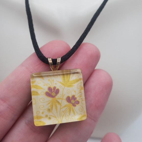 Cottagecore floral scene necklace - Picture 2 of 3